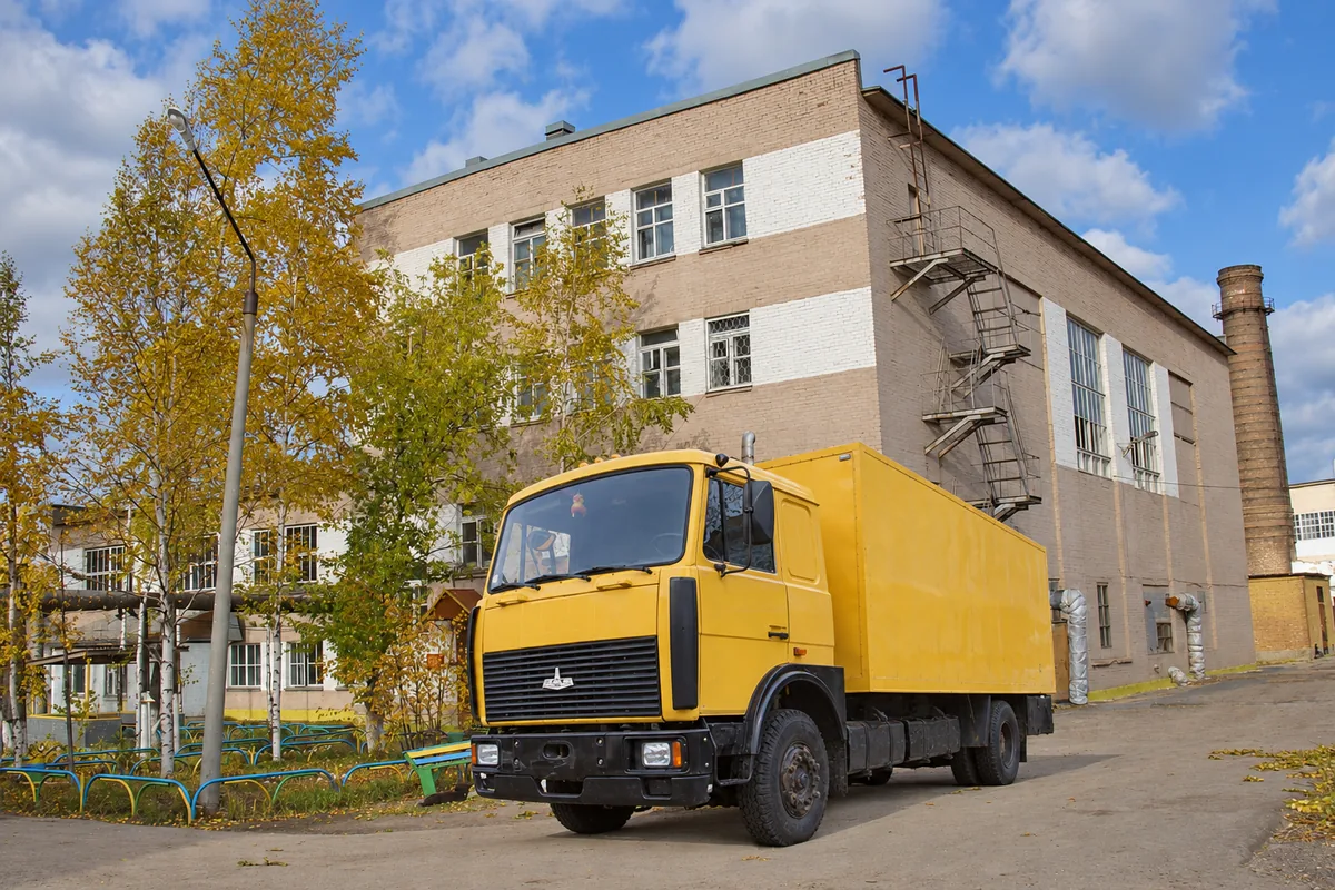 Жовтий спеціалізований вантажний автомобіль для оренди